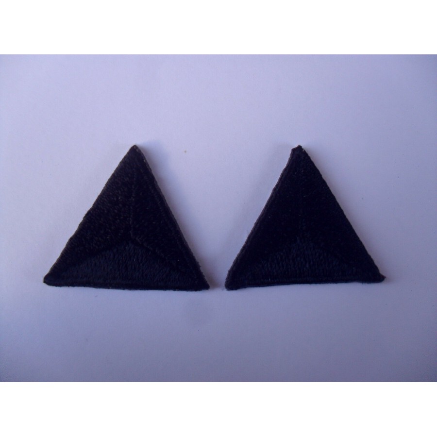 TOPPE PATCH TRIANGOLARI RICAMATE TERMO O DA CUCIRE 2,2X2,2 cm. 2 PZ. VARI  COLORI